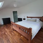 Spacious 5 Bedroom Retreat In Peaceful Location Casa de Férias *