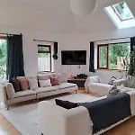 Spacious 5 Bedroom Retreat In Peaceful Location Feriehus