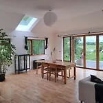 Feriehus Spacious 5 Bedroom Retreat In Peaceful Location