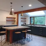 Spacious 5 Bedroom Retreat In Peaceful Location *