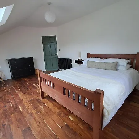 Spacious 6 Bedroom Retreat In Peaceful Location Semesterbostad *