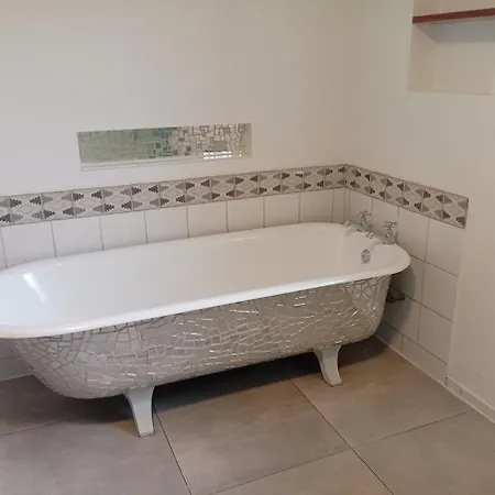 Semesterbostad Spacious 6 Bedroom Retreat In Peaceful Location *