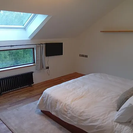 Spacious 5 Bedroom Retreat In Peaceful Location