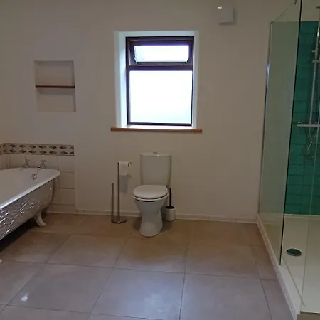 Spacious 6 Bedroom Retreat In Peaceful Location Semesterbostad *