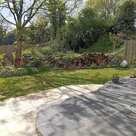 Spacious 6 Bedroom Retreat In Peaceful Location