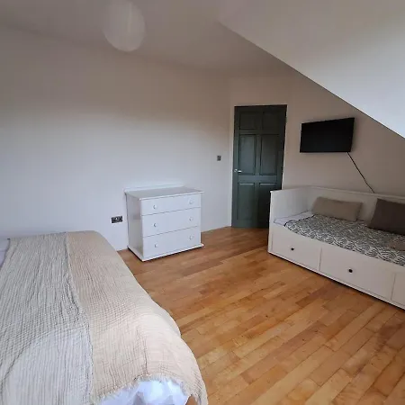 Spacious 6 Bedroom Retreat In Peaceful Location *