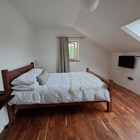 Spacious 4 Bedroom Retreat In Peaceful Location *