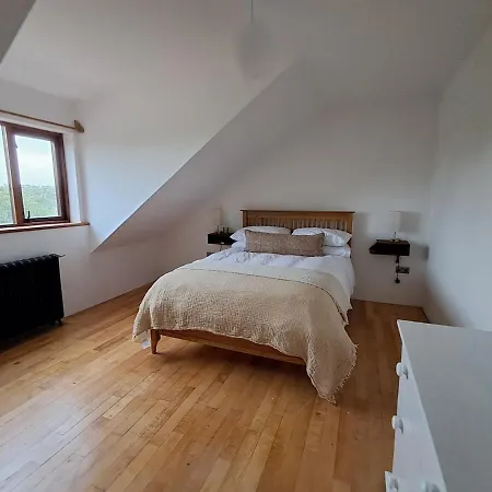 Spacious 4 Bedroom Retreat In Peaceful Location *