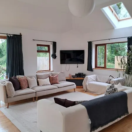 Spacious 6 Bedroom Retreat In Peaceful Location Дом отдыха