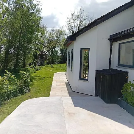 Spacious 5 Bedroom Retreat In Peaceful Location Feriehus *