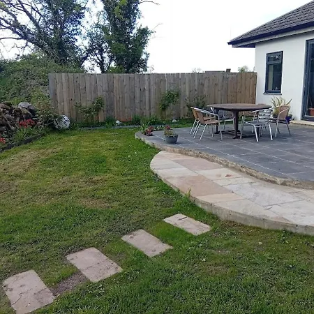 Spacious 4 Bedroom Retreat In Peaceful Location Hébergement de vacances *