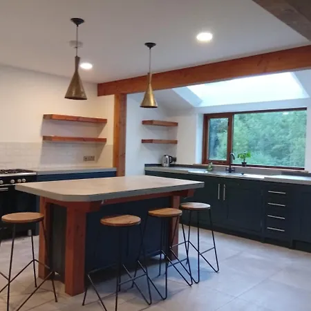 Spacious 5 Bedroom Retreat In Peaceful Location *