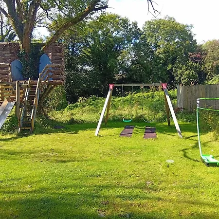 Spacious 4 Bedroom Retreat In Peaceful Location Hébergement de vacances *