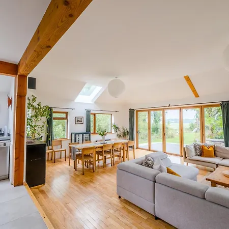 Spacious 4 Bedroom Retreat In Peaceful Location
