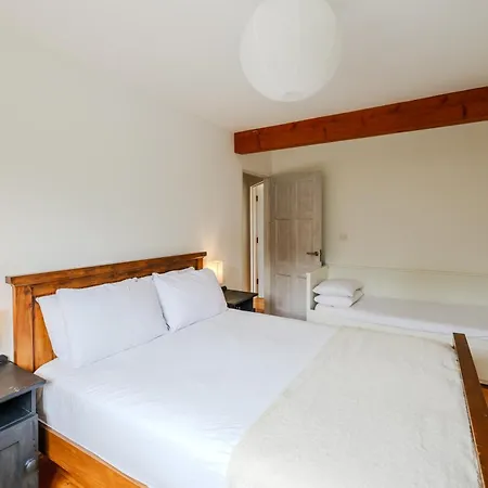 Spacious 4 Bedroom Retreat In Peaceful Location Сasa de vacaciones