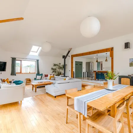 Сasa de vacaciones Spacious 4 Bedroom Retreat In Peaceful Location *