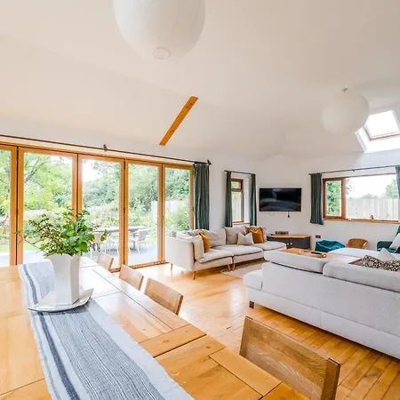 Spacious 4 Bedroom Retreat In Peaceful Location Сasa de vacaciones