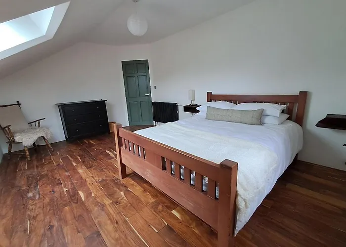 Spacious 4 Bedroom Retreat In Peaceful Location Casa de Férias *