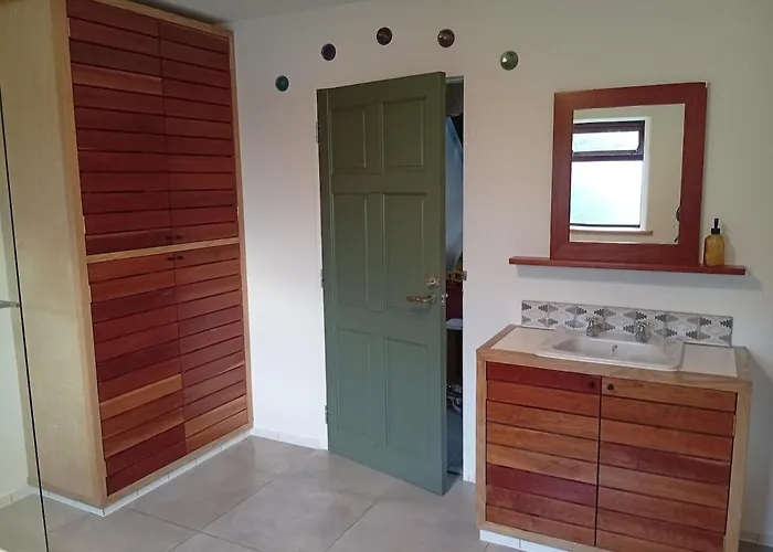 Spacious 4 Bedroom Retreat In Peaceful Location