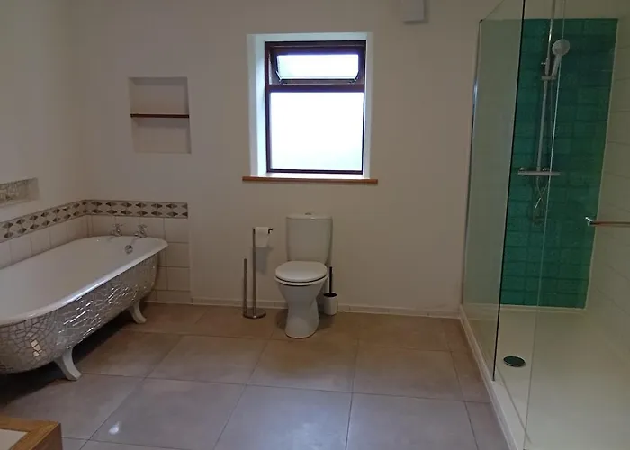 Spacious 4 Bedroom Retreat In Peaceful Location Casa de Férias *