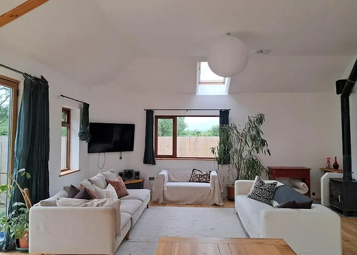 Casa de Férias Spacious 4 Bedroom Retreat In Peaceful Location