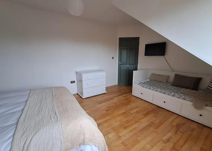 Spacious 4 Bedroom Retreat In Peaceful Location *