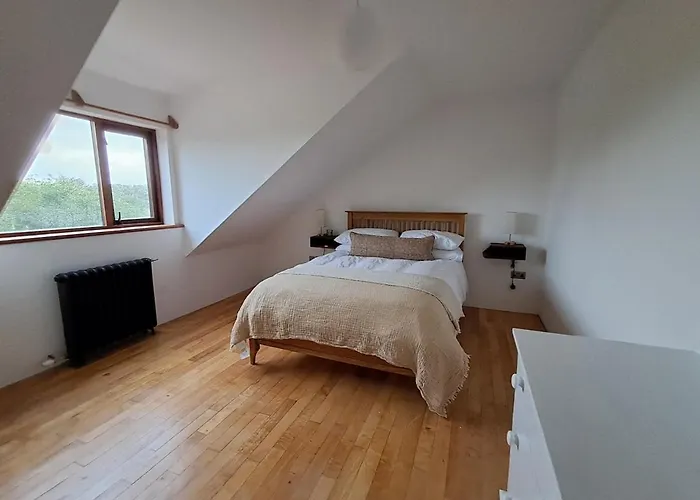 Spacious 4 Bedroom Retreat In Peaceful Location *