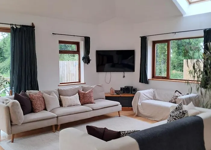 Spacious 4 Bedroom Retreat In Peaceful Location Сasa de vacaciones