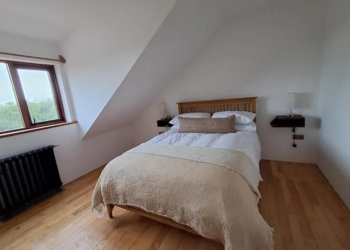 Casa de Férias Spacious 4 Bedroom Retreat In Peaceful Location