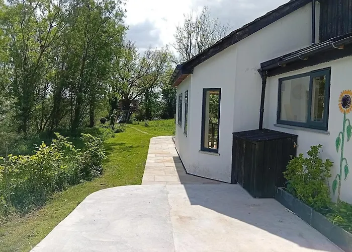 Spacious 4 Bedroom Retreat In Peaceful Location Сasa de vacaciones *