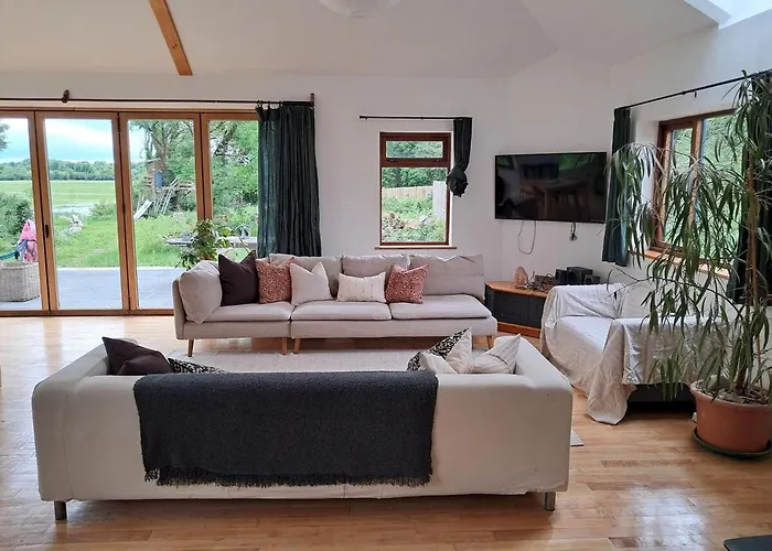 Spacious 4 Bedroom Retreat In Peaceful Location *