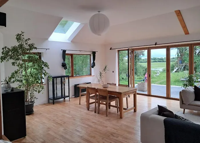 Casa de Férias Spacious 4 Bedroom Retreat In Peaceful Location