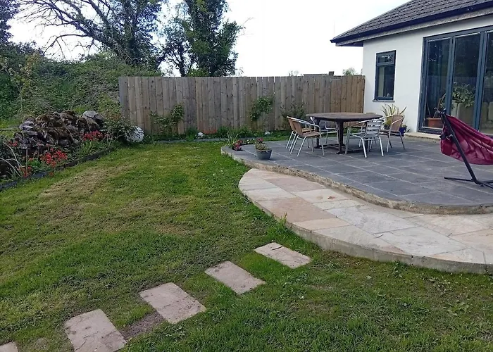 Spacious 4 Bedroom Retreat In Peaceful Location Casa de Férias *