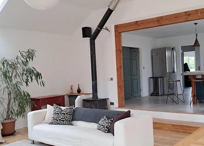 Сasa de vacaciones Spacious 4 Bedroom Retreat In Peaceful Location *